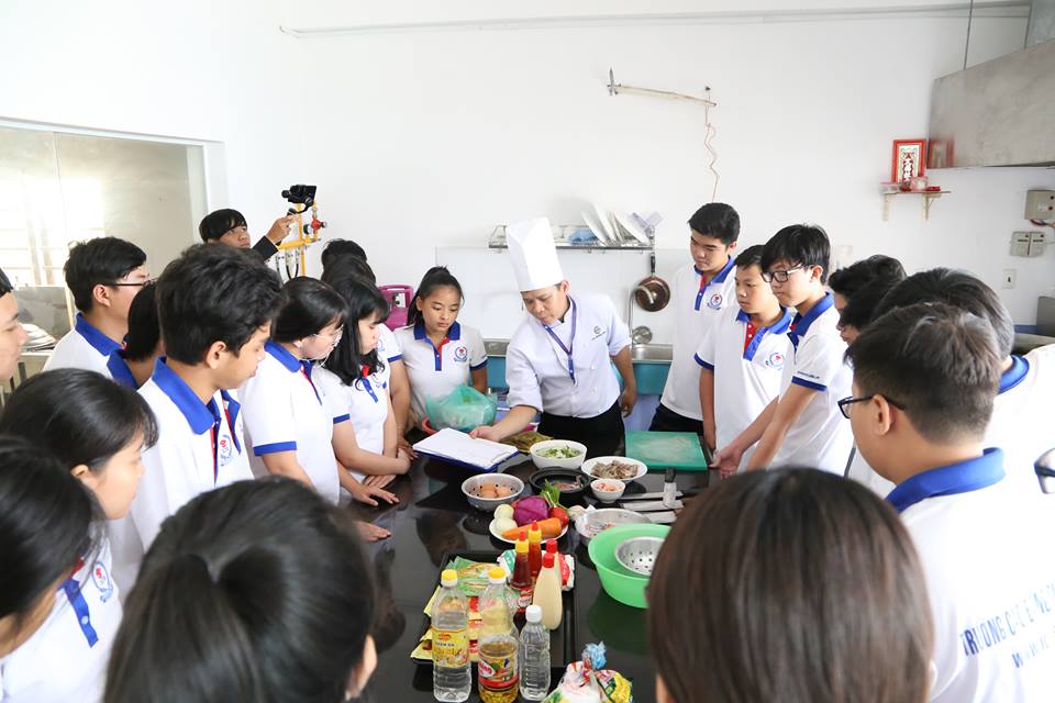 Sinh viên hệ 9 + Cao đẳng trong giờ thực hành ngành Quản trị bếp và Ấm thực